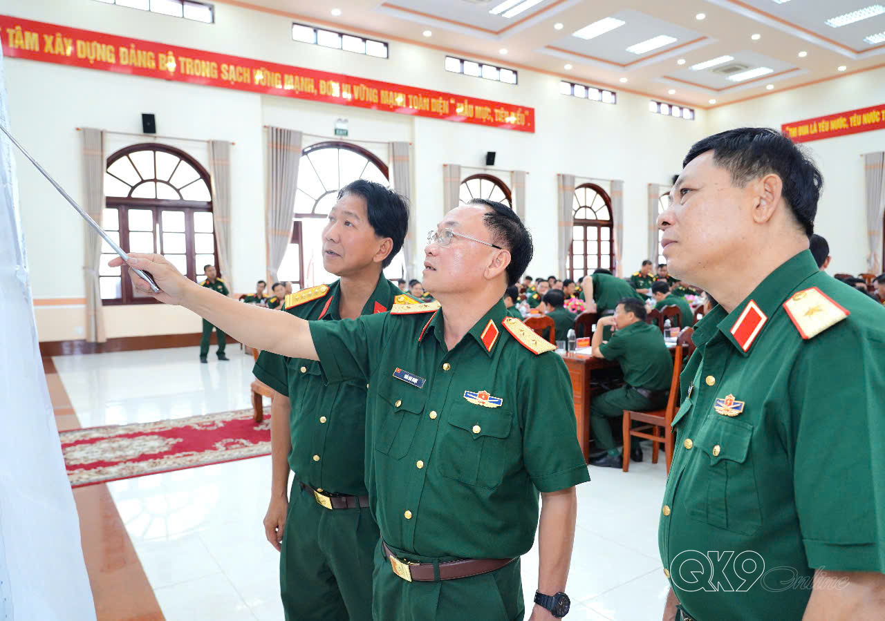 Trung tướng Thái Đại Ngọc kiểm tra bản đồ địa giới hành chính.