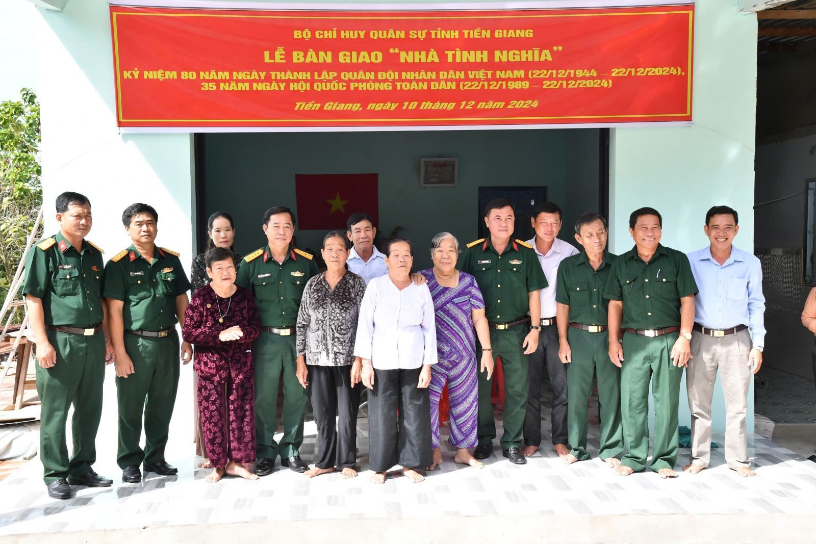 Các đại biểu chụp ảnh lưu niệm