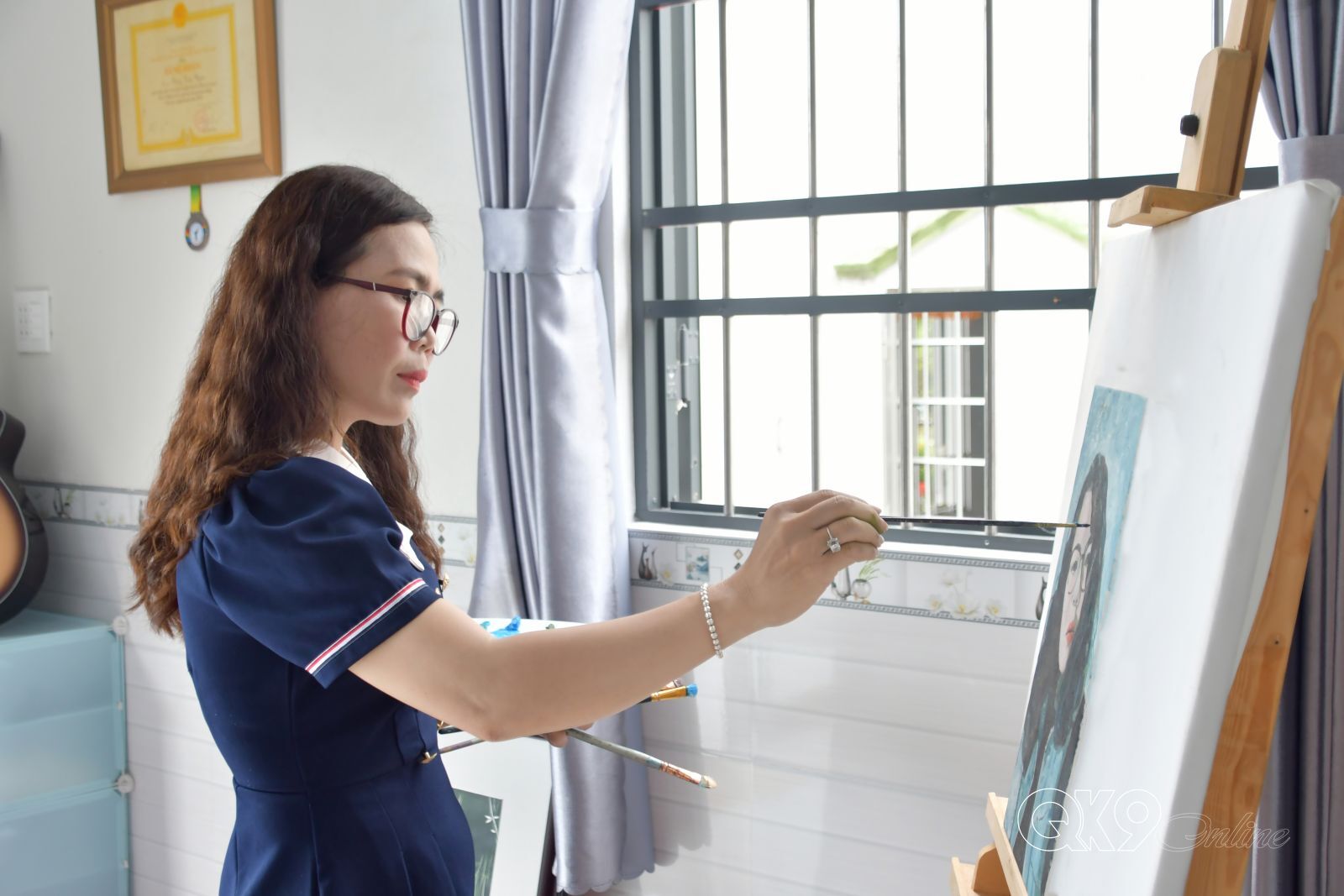 Họa sĩ Đặng Kiều Uyên vẫn miệt mài với những tác phẩm chân dung. A.P