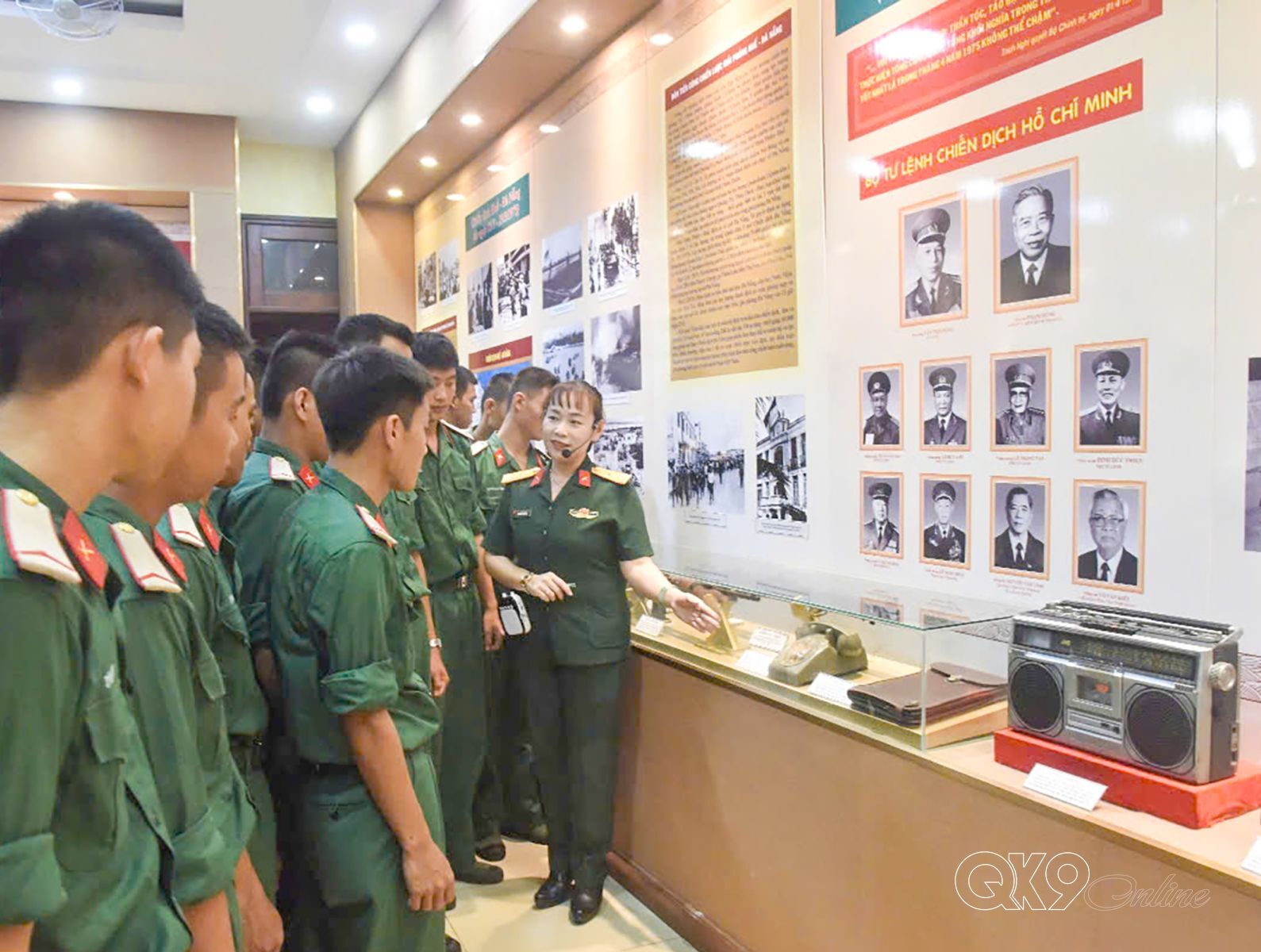 Thiếu tá Nguyễn Thúy An, Nhân viên thuyết minh Bảo tàng Quân khu thuyết minh hiện vật trưng bày tại triển lãm